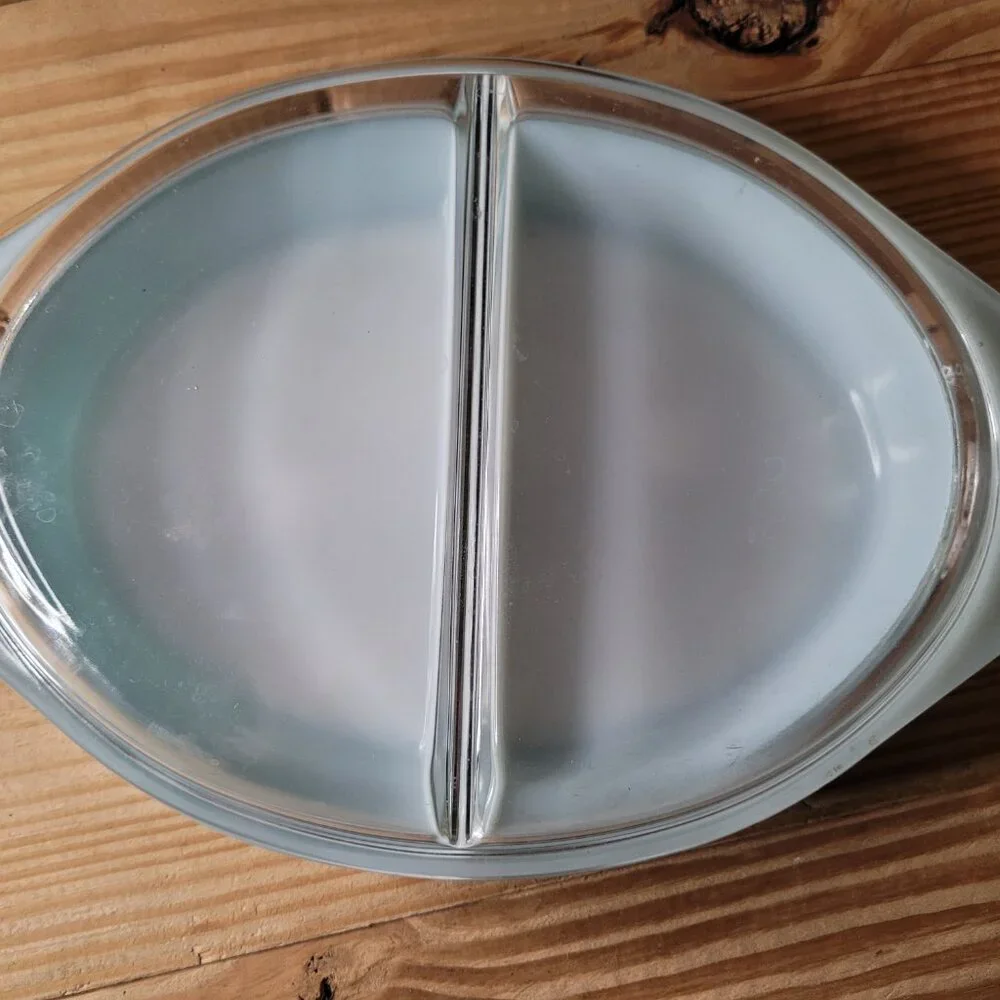 Vintage Pyrex Turquoise Snowflake Pattern 1.5 QT Divided Casserole Dish with Lid - Picture 3 of 5